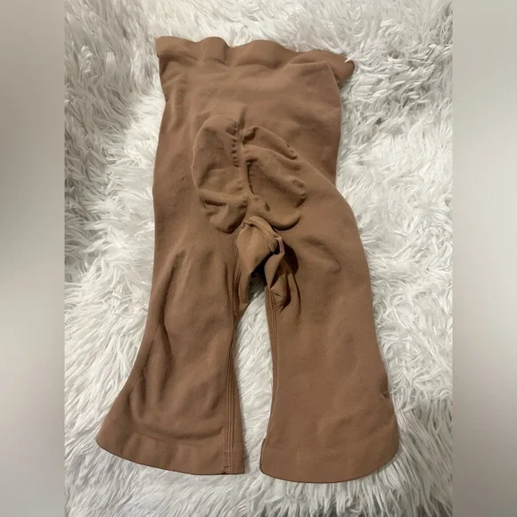 NWOT SKIMS COMPRESSION SHAPE-WEAR SHORTS - Picture 2 of 3